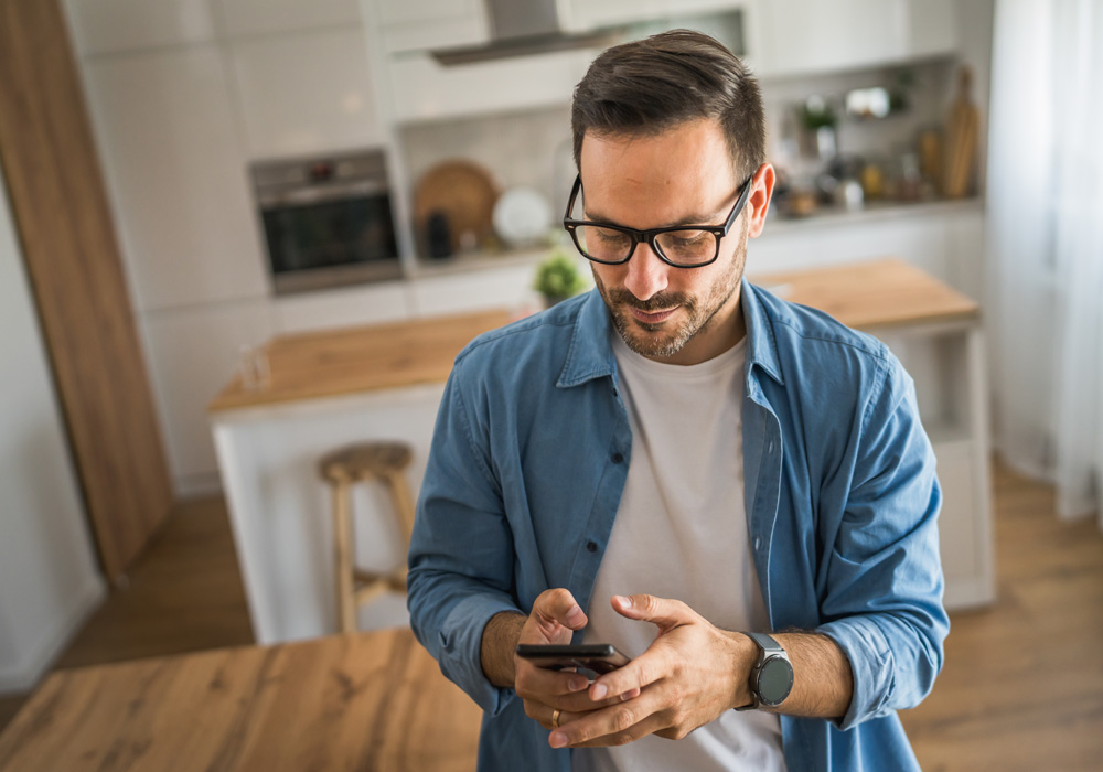 Un homme tapant sur son téléphone.