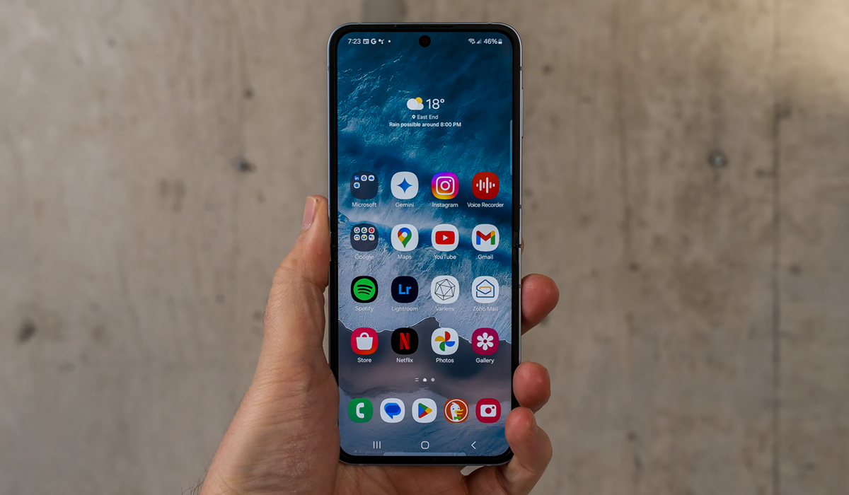 Samsung Galaxy Z Flip6 ouvert montrant l'écran d'accueil.