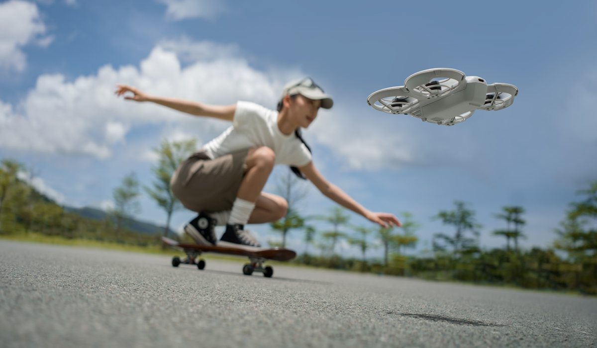 Le drone DJI Neo se focalisant sur un skateboarder.