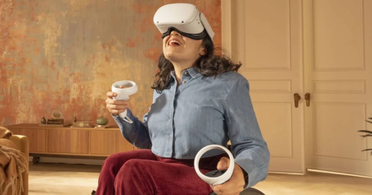 Une utilisatrice de réalité virtuelle jouant avec le casque Meta.