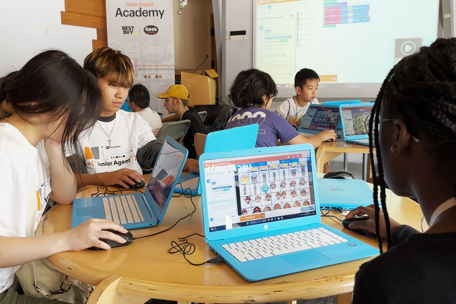 Codage pendant la Journée techno pour les jeunes