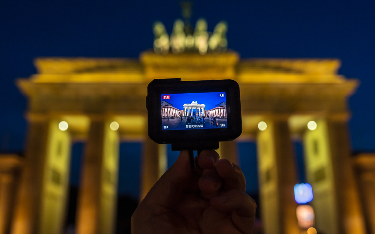 L'Osmo Action 5 Pro de DJI devant la Porte de Brandebourg à Berlin.