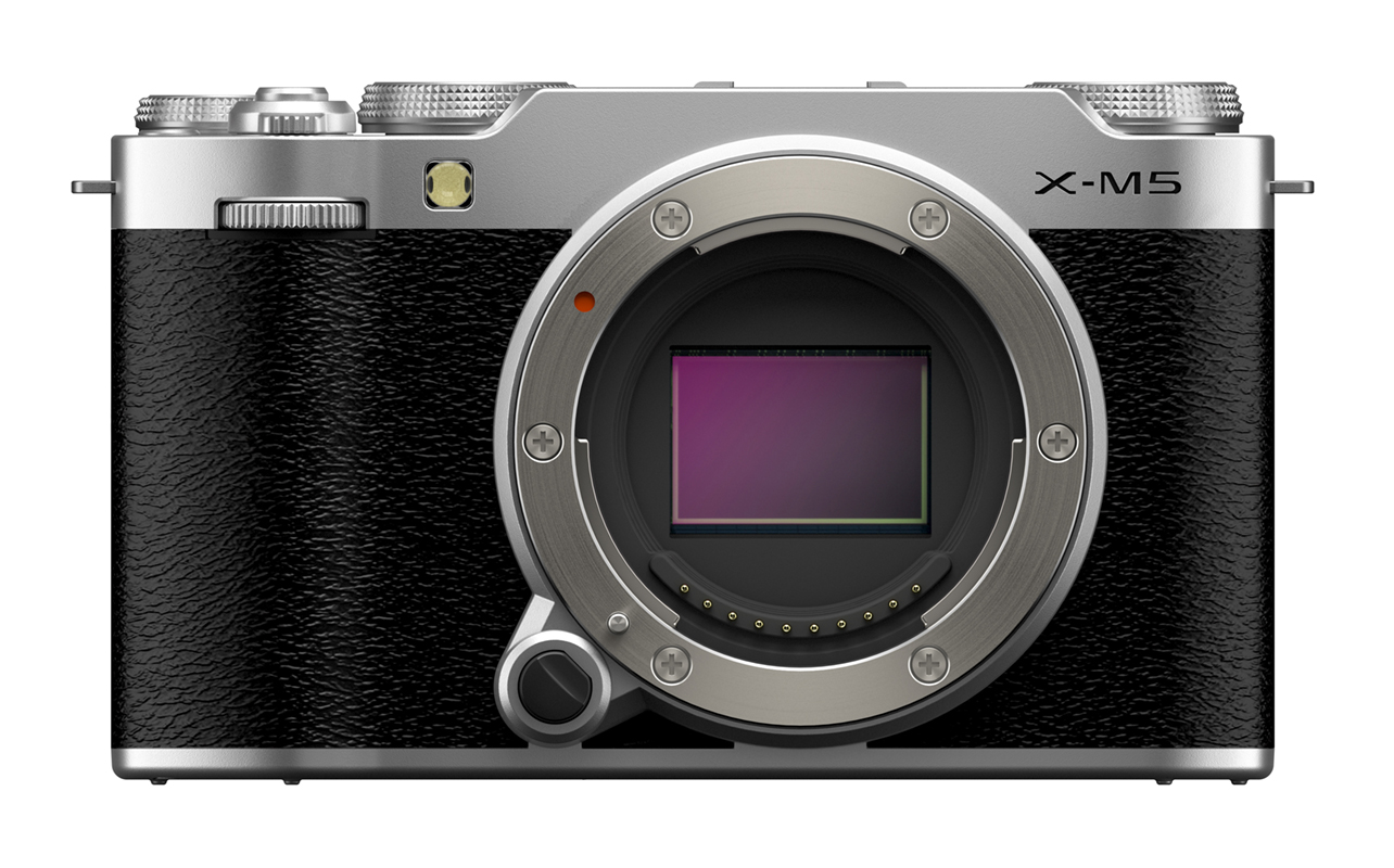 X-M5 de Fujifilm vu de face avec le capteur d'image exposé.