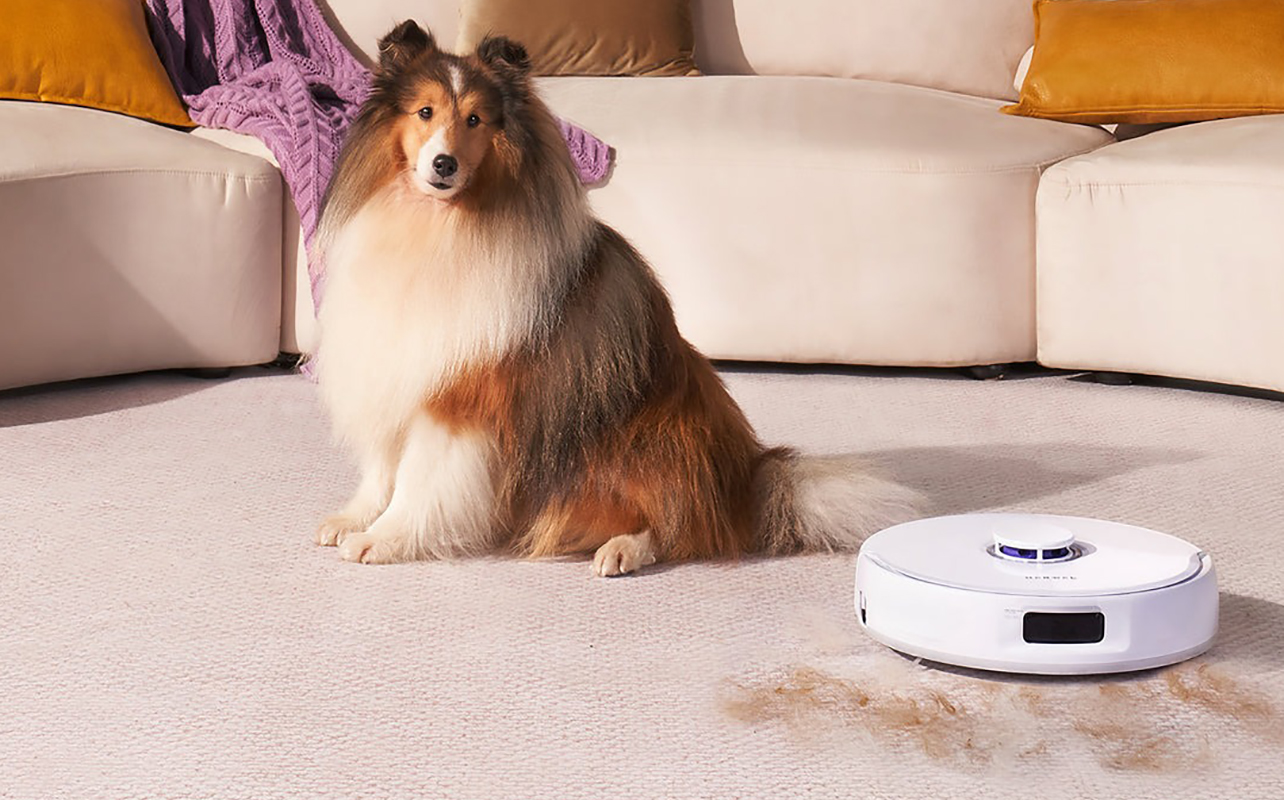 Aspirateur robot Freo Ultra X de Narwal à côté d'un chien