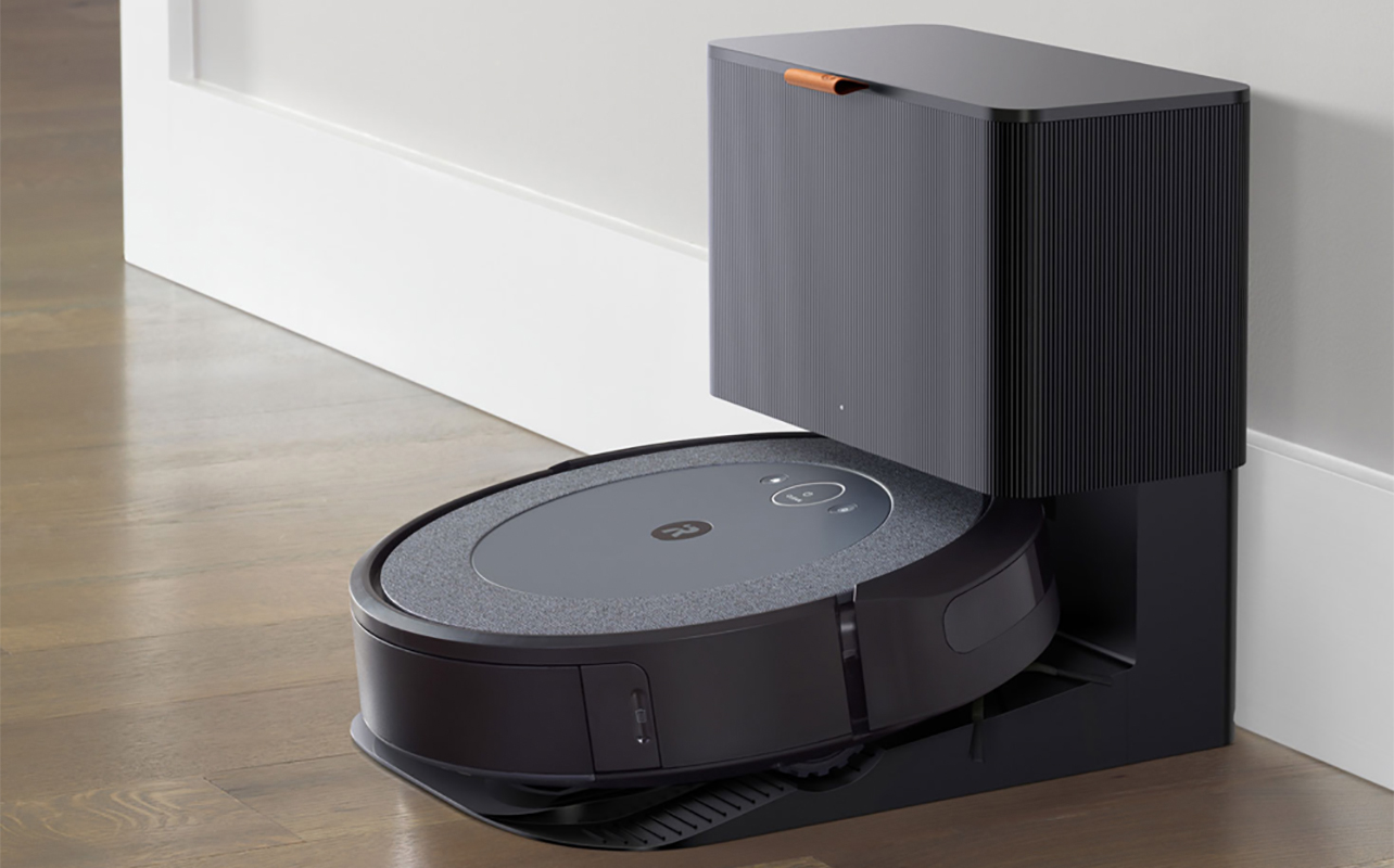 Aspirateur robot Roomba Combo i5+ sur sa station d'accueil