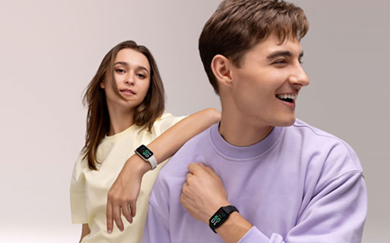 Un jeune homme et une jeune femme portant un moniteur d'activité Band 7 d'Amazfit 