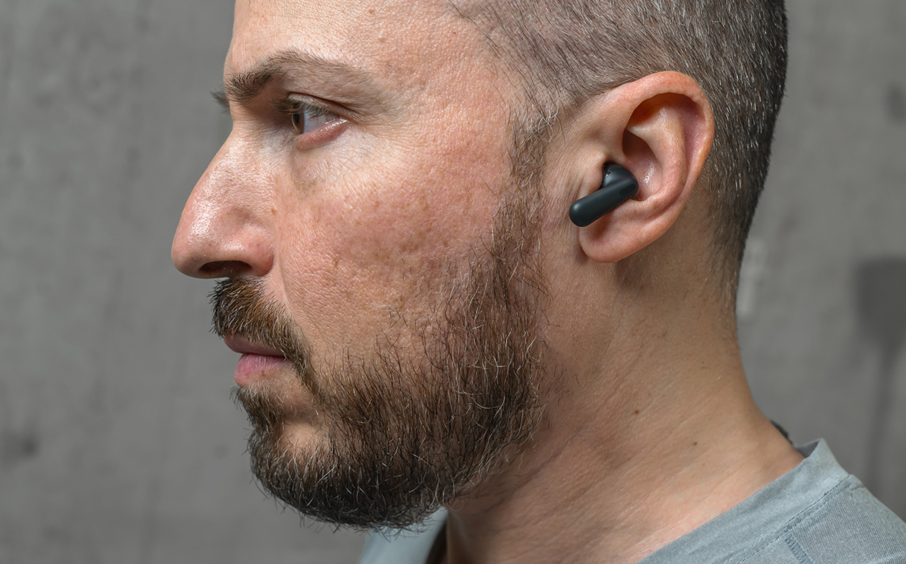 Les OnePlus Nord Buds 3 Pro vus de côté dans une oreille