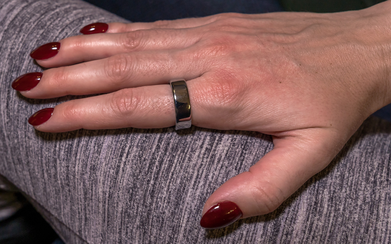 Oura Ring 4 on woman's right hand index finger.