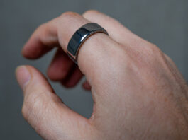 Oura Ring 4 on right hand index finger.