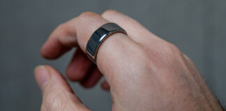 Oura Ring 4 on right hand index finger.