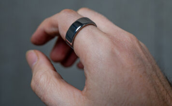 Oura Ring 4 on right hand index finger.