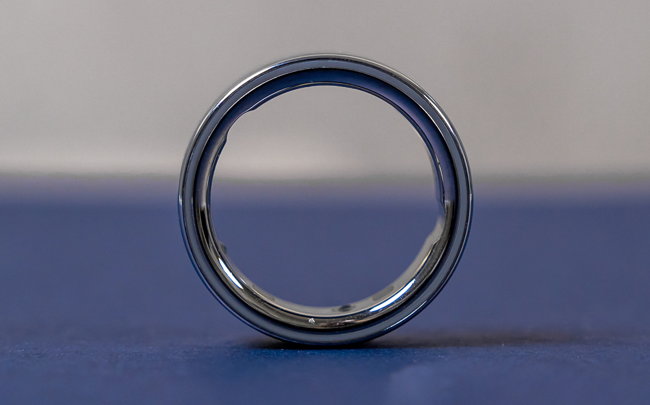 Oura RIng 4 standing up on its own.