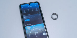 Oura Ring 4 next to Oura app on Android phone.