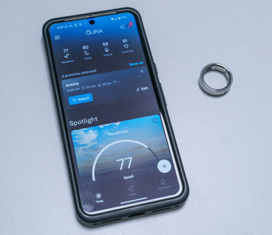 Oura Ring 4 next to Oura app on Android phone.