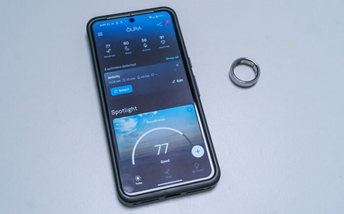 Oura Ring 4 next to Oura app on Android phone.