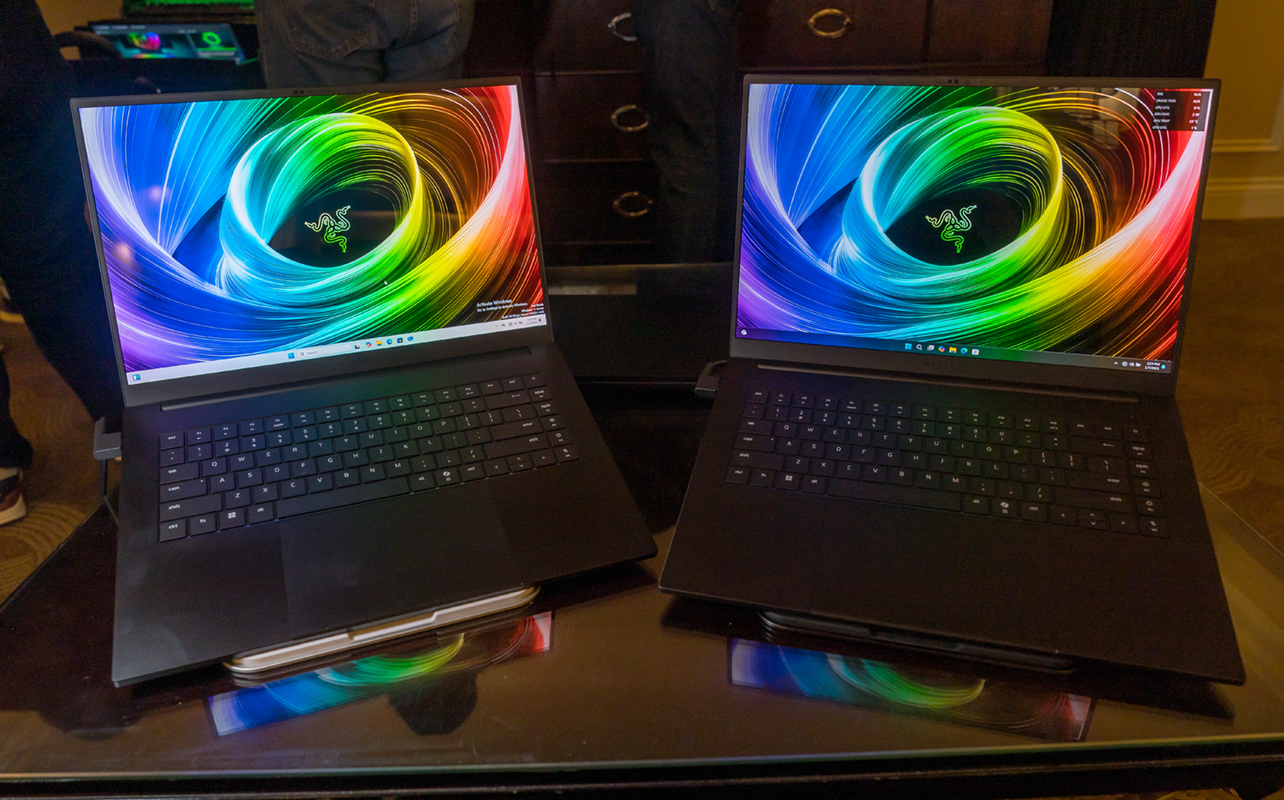 Deux portables Blade 16 (2025) de Razer posés côte à côte.