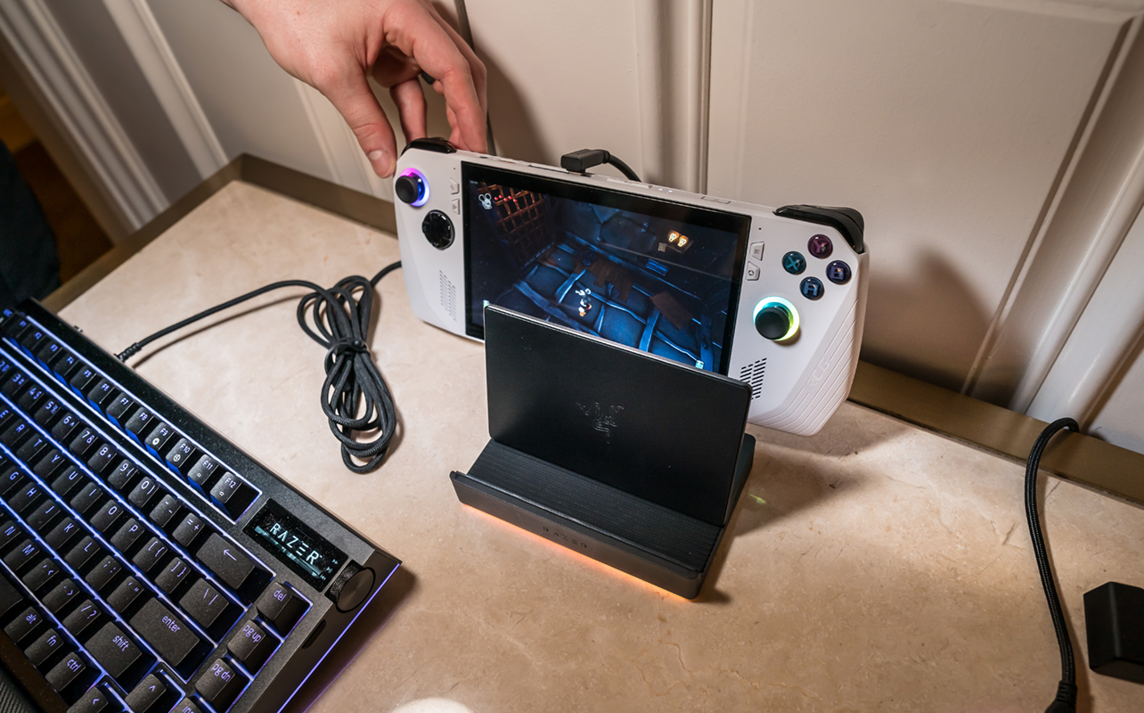 Razer Handheld Dock Chroma with ASUS ROG Ally and keyboard connected.