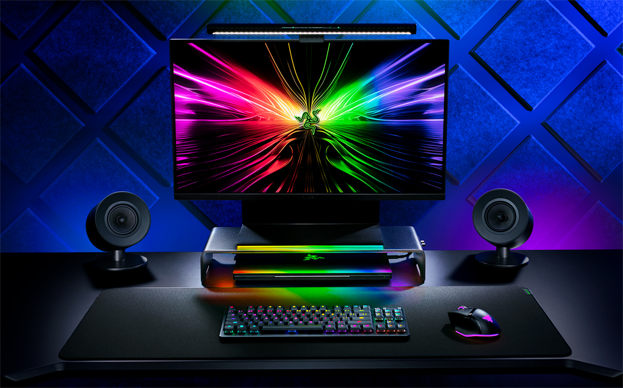 Support de moniteur Chroma de Razer sur un bureau avec le Blade 16 allumé. 