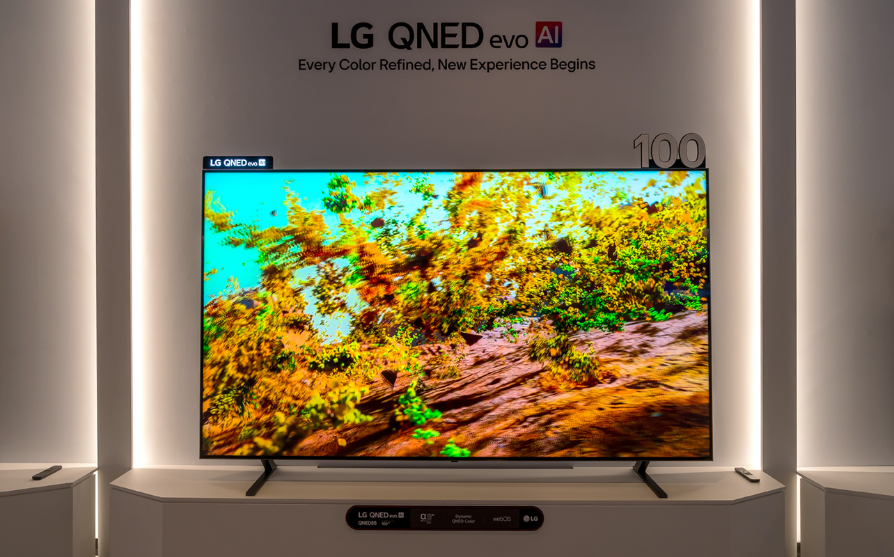 Téléviseur OLED Evo AI de 100 po de LG au CES 2025. 