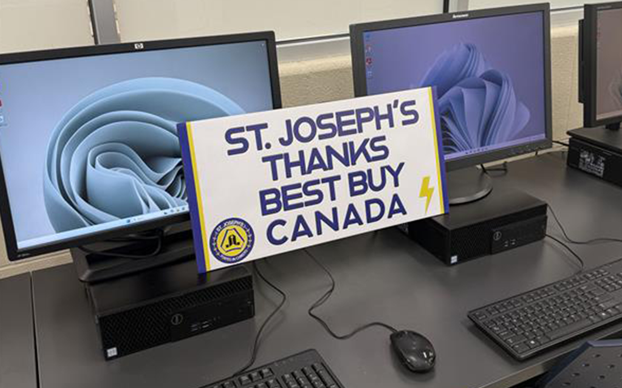 Carte de remerciement de l'école St. Joseph pour Best Buy canada devant deux ordinateurs de bureau