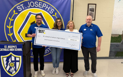 L'école secondaire St. Joseph à Windsor, en Ontario, reçoit le prix Bourses techno ado de Best Buy Canada. 