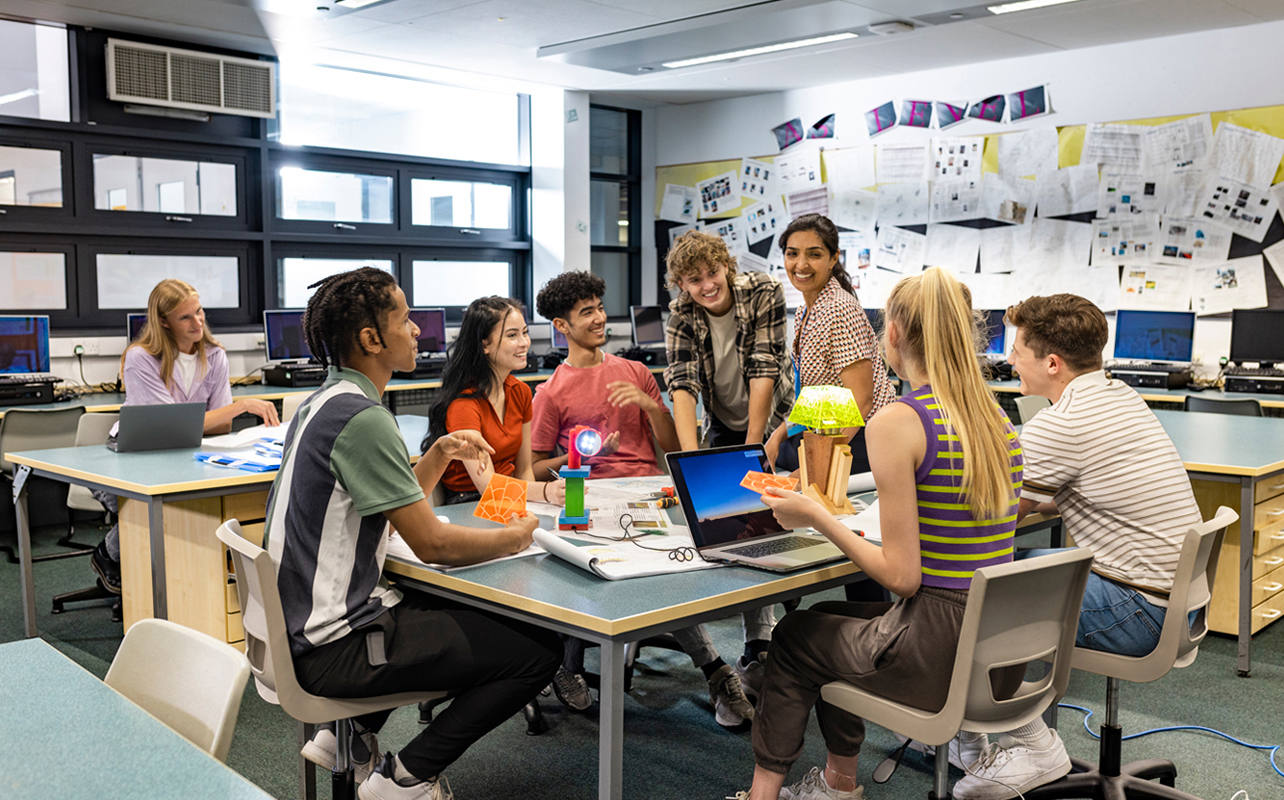 Un groupe d'élèves dans une salle de classe