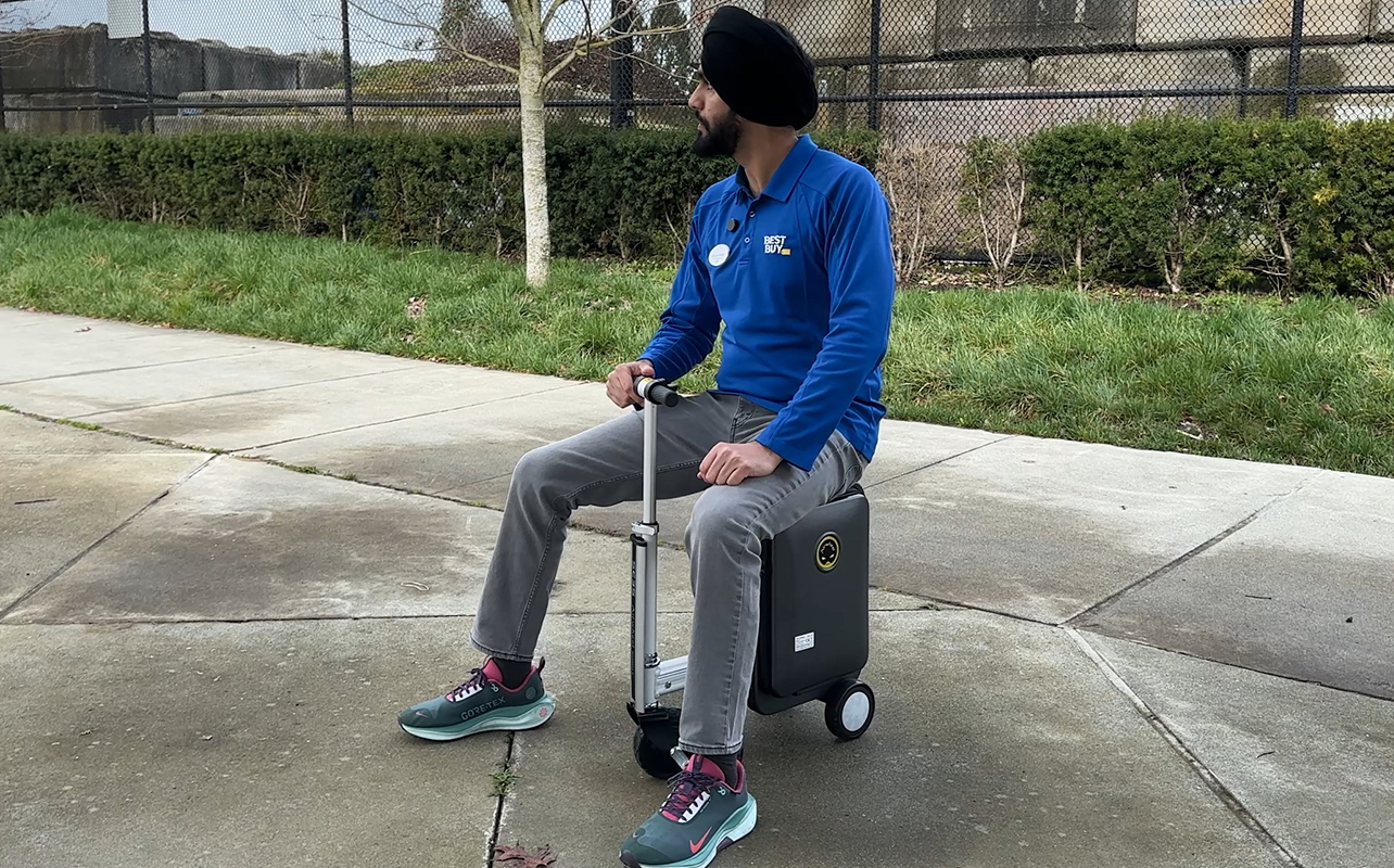 Airwheel ride-on suitcase