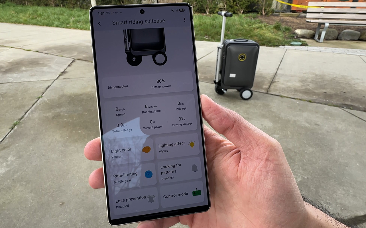 Airwheel SE3S smart ride-on luggage review