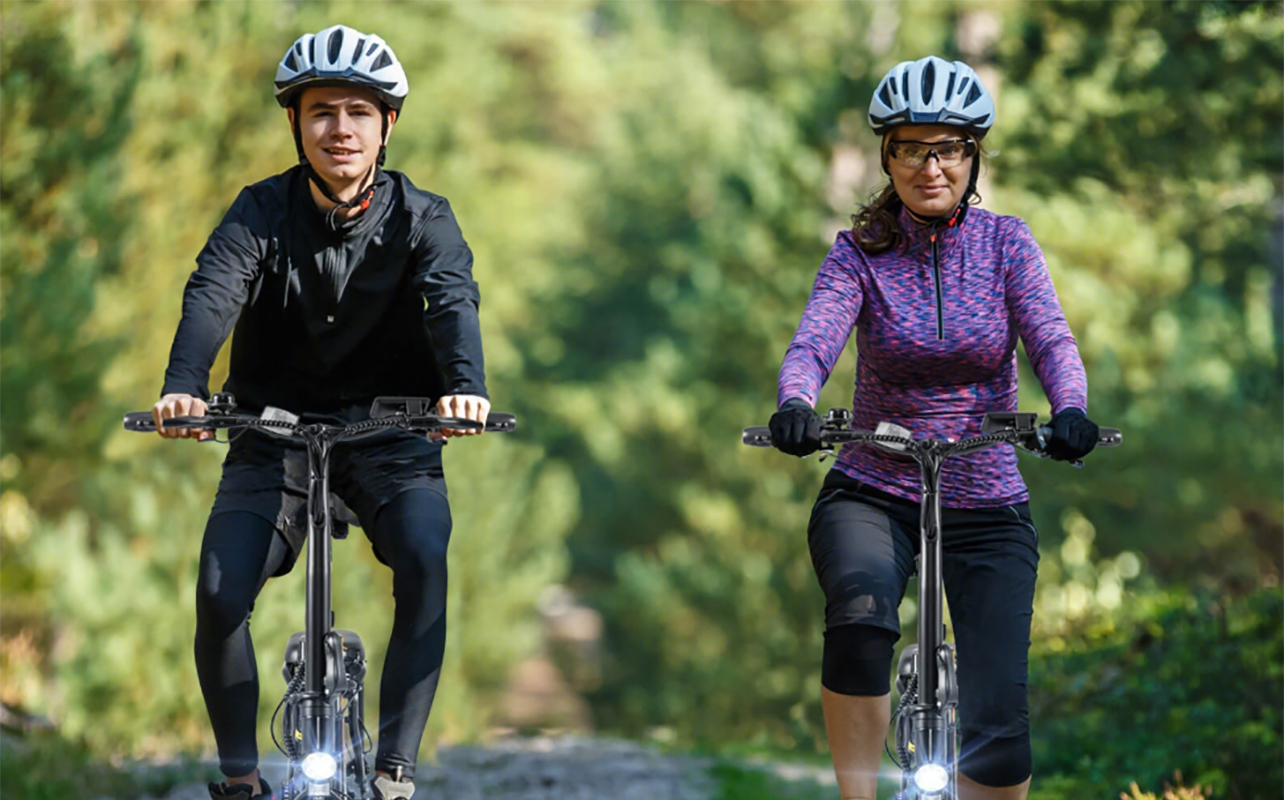 Un homme et une femme chevauchant les vélos électriques Costwat côte à côte. 