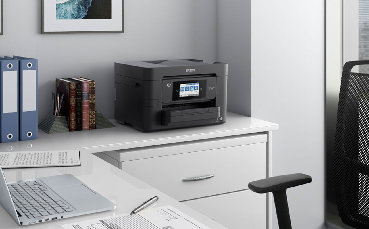 Une imprimante d'Epson repose sur un bureau.