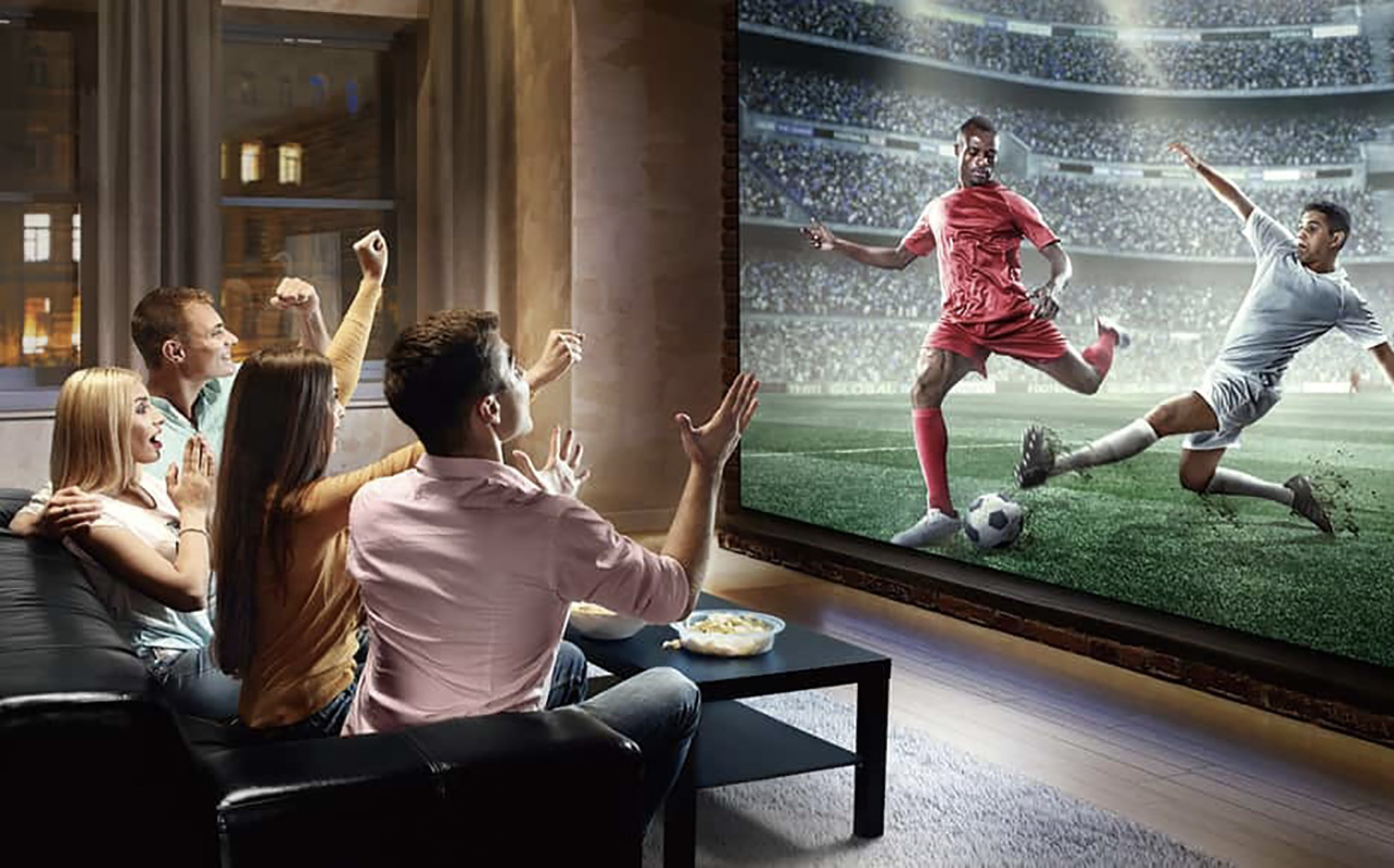 Des personnes regardant un match de soccer sur l'écran en utilisant un projecteur laser VPL-XW7000ES de Sony.