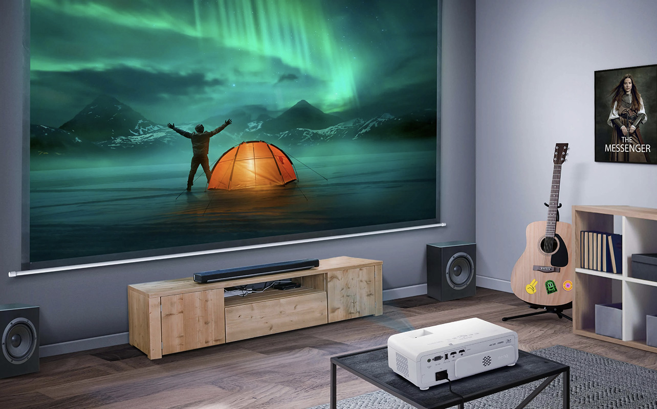 Un salon équipé d'un grand écran et d'un projecteur laser TK710 de BenQ.