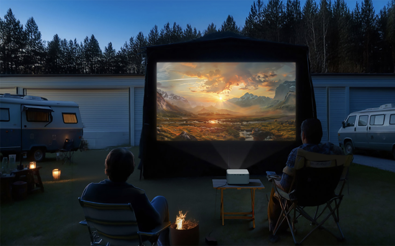 Famille regardant un écran géant à l'extérieur à l'aide d'un projecteur Epiqvision Mini EF21 d'Epson.