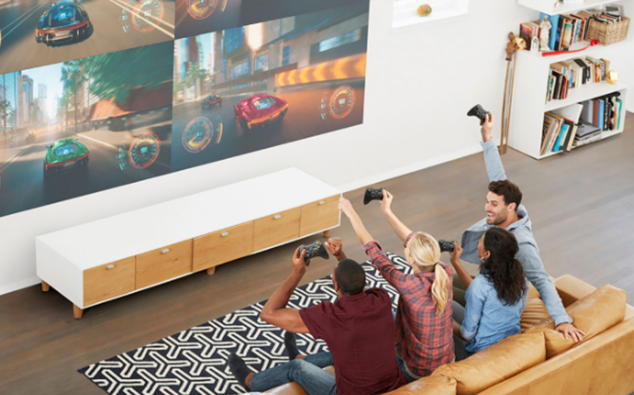 Une famille jouant à des jeux sur un projecteur laser d'Epson