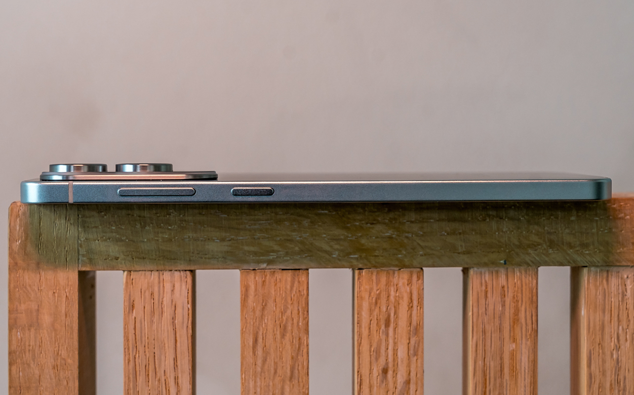 Samsung Galaxy S25 Edge laying flat.