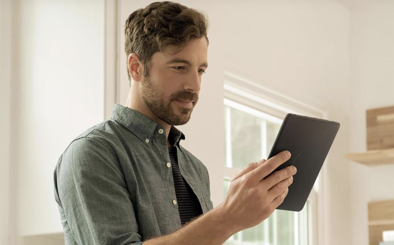 Un homme tenant une tablette Amazon Fire HD 10.