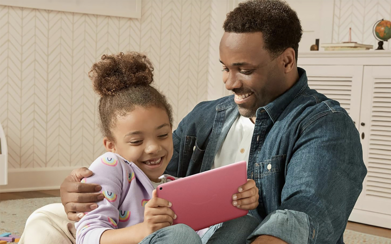 Un père et sa fille avec une tablette Amazon Fire HD 8.