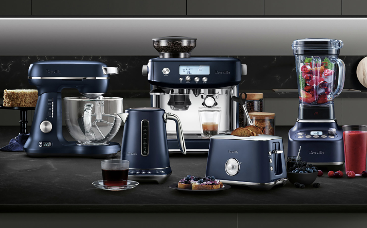 Une gamme de petits électroménagers de Breville dans une élégante finition bleue.