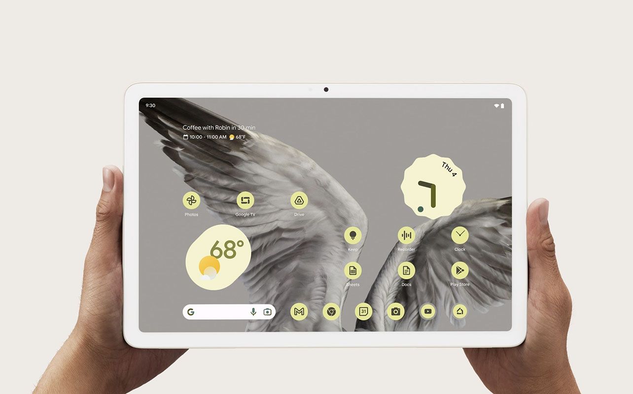 Deux mains tenant la tablette Pixel de Google 