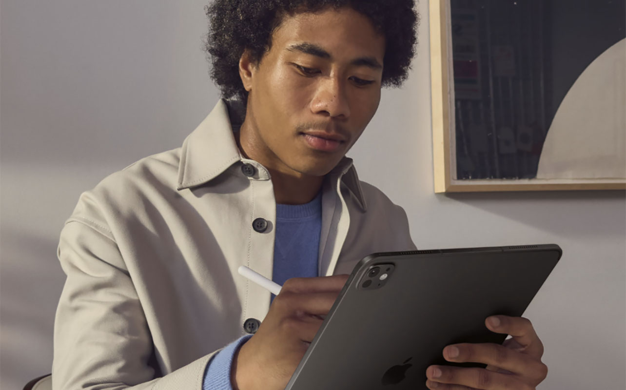 Un homme avec un iPad d'Apple