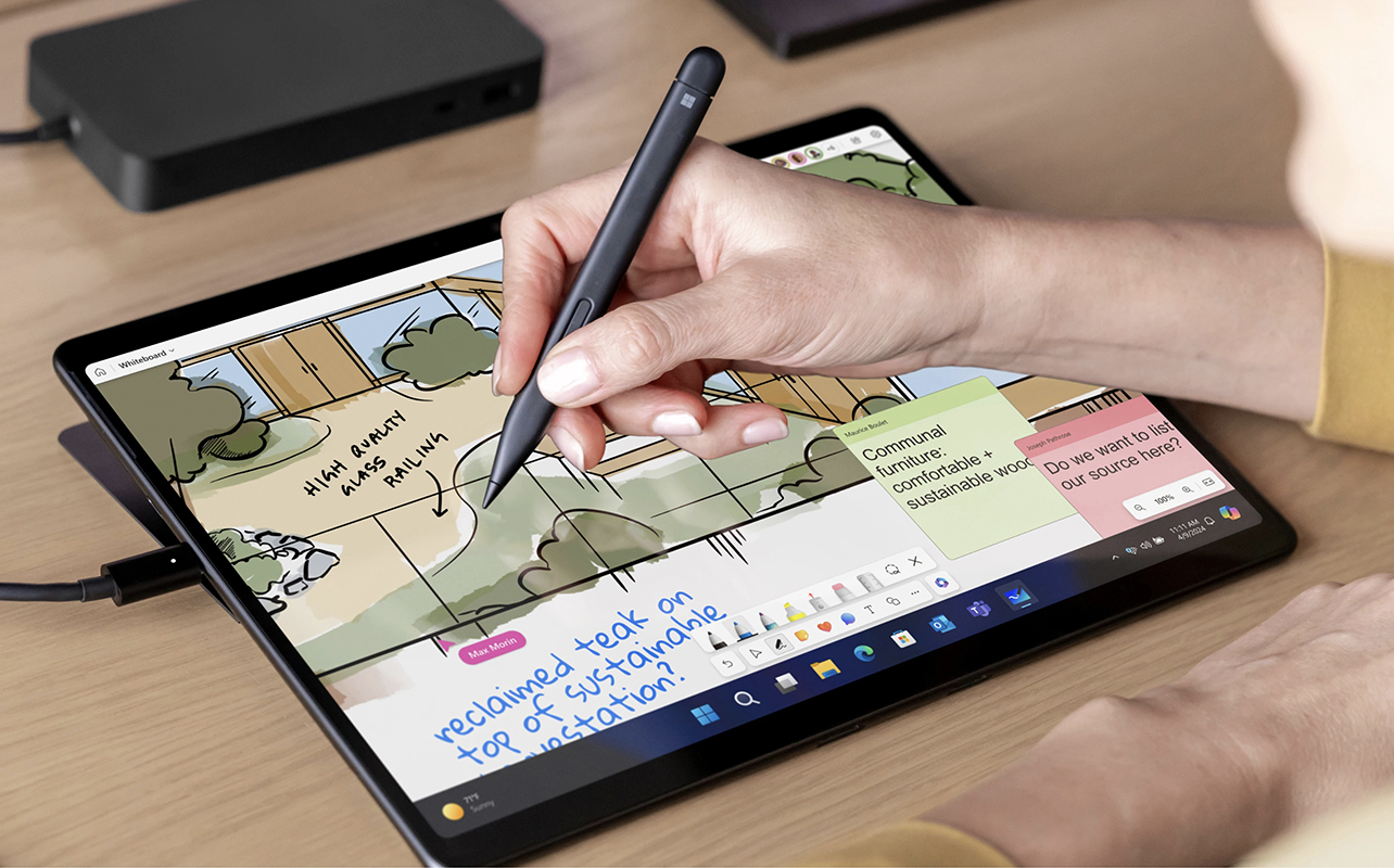 Une main tenant un stylet sur la Surface Pro 10 de Microsoft