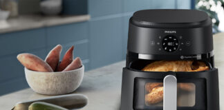 Philips 2000 Series air fryer with chicken, potatoes, and vegetables.
