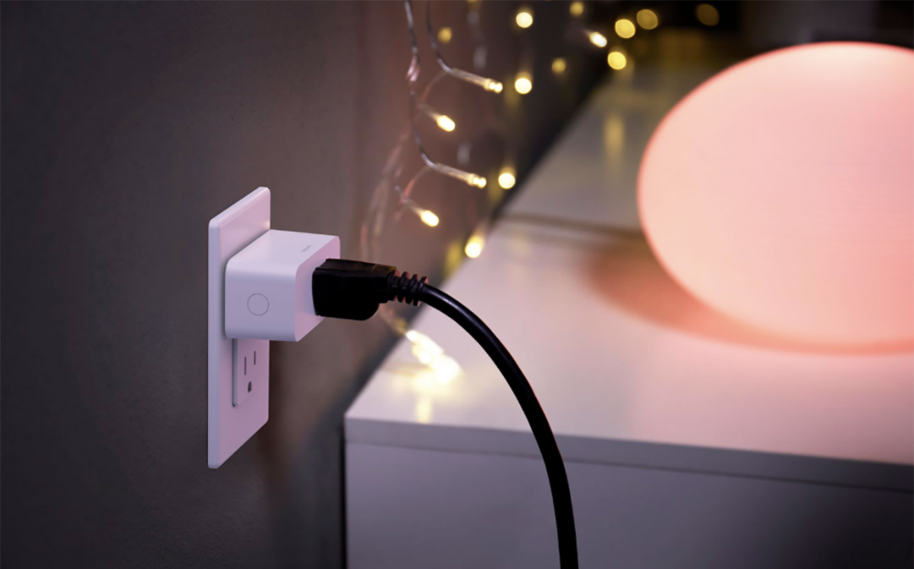 Une prise Bluetooth intelligente Hue de Philips dans le mur avec une prise de lampe connectée.