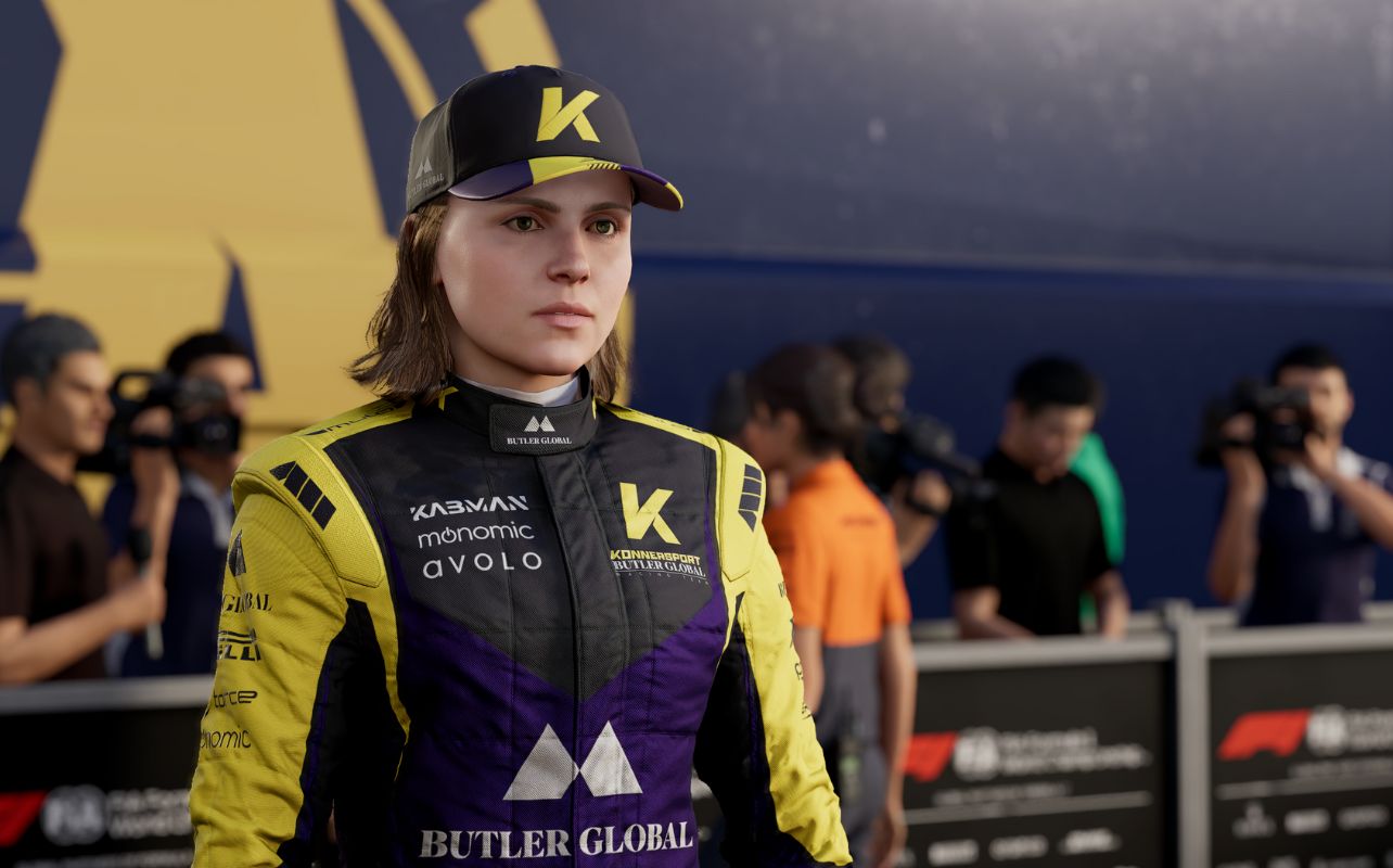 Une capture d'écran cinématique tirée du mode Point de rupture 3 du jeu F1 25, mettant en vedette Callie Mayer, la première femme à remporter le championnat F2. L'image montre Callie dans sa combinaison et sa casquette de l'équipe Konnersport.
