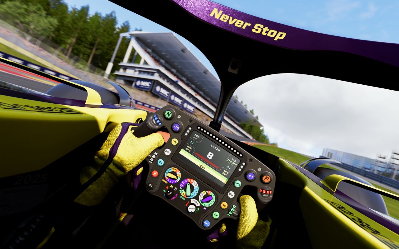 Vue cockpit à la première personne depuis une voiture de Formule 1 jaune et violette dans F1 25, montrant la perspective du pilote sur un circuit luxuriant bordé d'arbres. L'environnement détaillé du jeu comprend une tribune animée remplie de spectateurs, légèrement floue.
