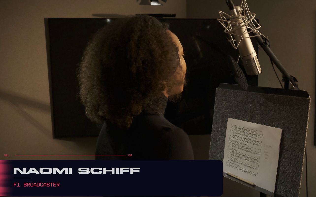 Une actrice de doublage dans un studio d'enregistrement professionnel, capturant des dialogues dynamiques pour EA SPORTS F1 25. Équipée d'un microphone à condensateur de haute qualité. La cabine insonorisée garantit une capture audio claire, tandis qu'un porte-script et un script sont à disposition.