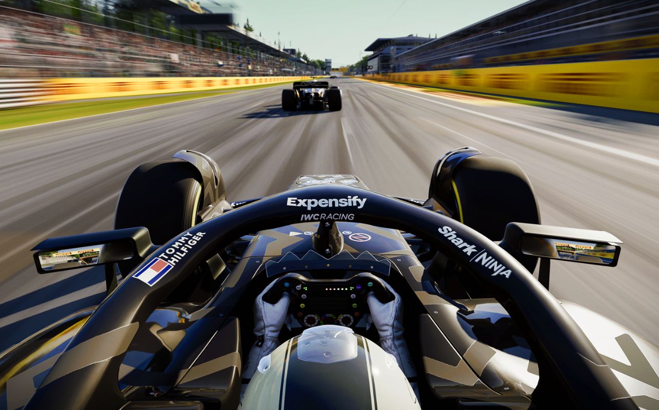 Une capture d'écran dynamique tirée du jeu EA SPORTS F1 25, montrant une voiture de Formule 1 évoluant sur un circuit méticuleusement recréé. L'image met en valeur les graphismes améliorés du jeu, avec un éclairage réaliste, des modèles de voitures détaillés et une foule animée dans les tribunes.