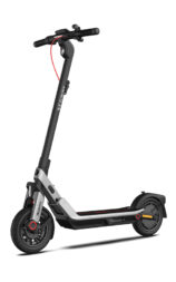 Trottinette électrique E3 de Segway sur fond blanc uni.