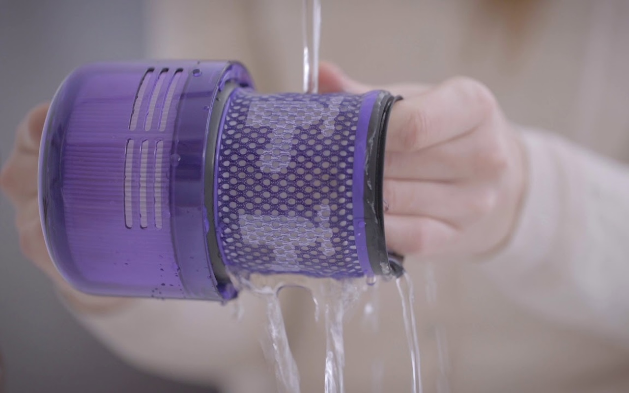Washing a dyson filter