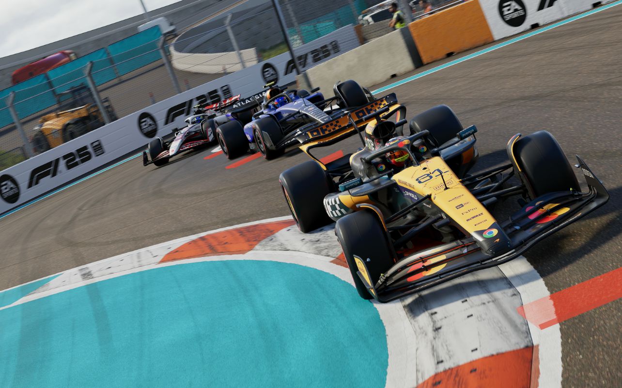 Une capture d'écran haute intensité tirée du jeu F1 25, immortalisant un moment palpitant sur la piste. Trois voitures de Formule 1 sont étroitement positionnées en formation 1-2-3, négociant un virage difficile. La surface de la piste présente des traces de pneus distinctes, indiquant les trajectoires récentes. Des panneaux jaunes bordent la piste, ainsi que des barrières de protection.